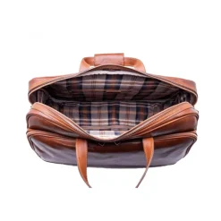 Brązowa skórzana torba na kółkach. Mała