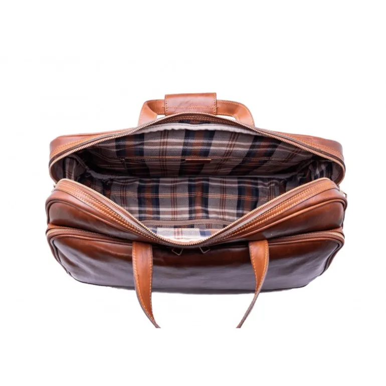 Brązowa skórzana torba na kółkach. Mała