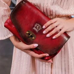 Damska listonoszka ze skóry z klapą "Castel Del Piano" B161