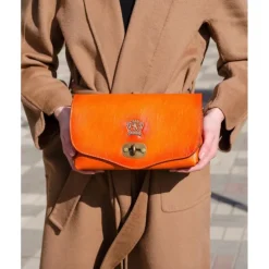 Damska listonoszka ze skóry z klapą "Castel Del Piano" B161