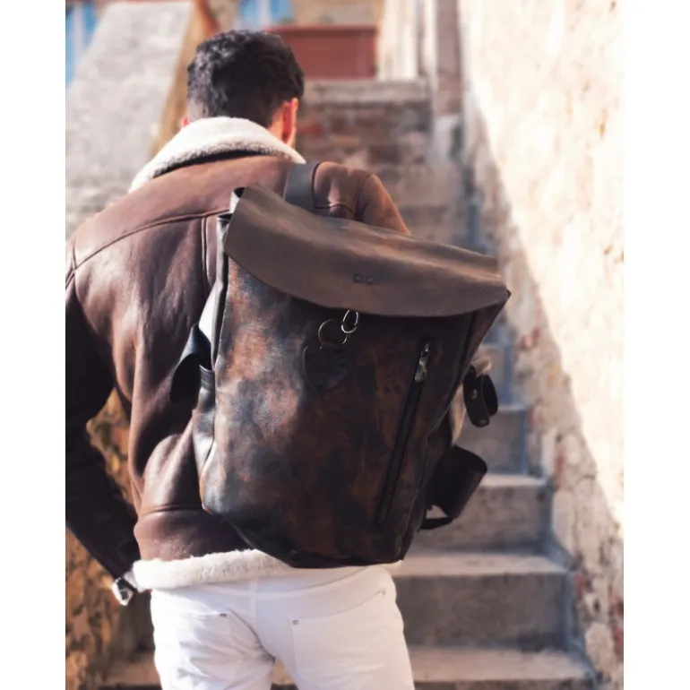 Duży skórzany plecak z zamkiem z boku.