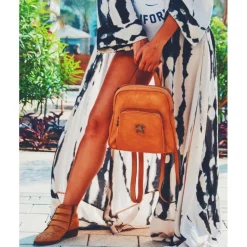 Skórzany damski plecak o zaokrąglonych liniach ​wyposażony "Sirmione"