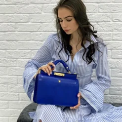 Zgrabna, wspaniale zaprojektowana skórzana torebka  "Vittoria Colonna" R153